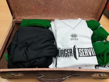 Koffer mit Fußballtrikots