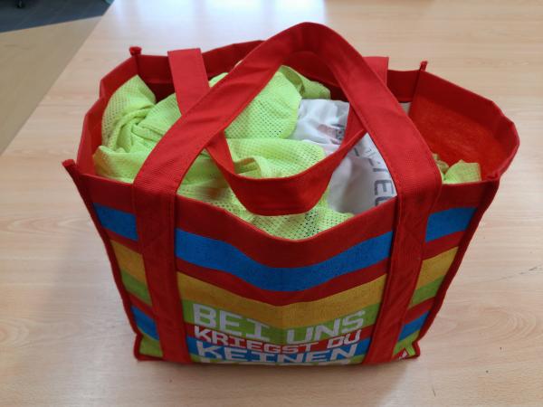 Koffer mit Trainingsleibchen