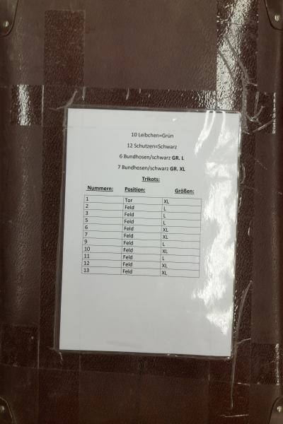 Koffer mit Fußballtrikots